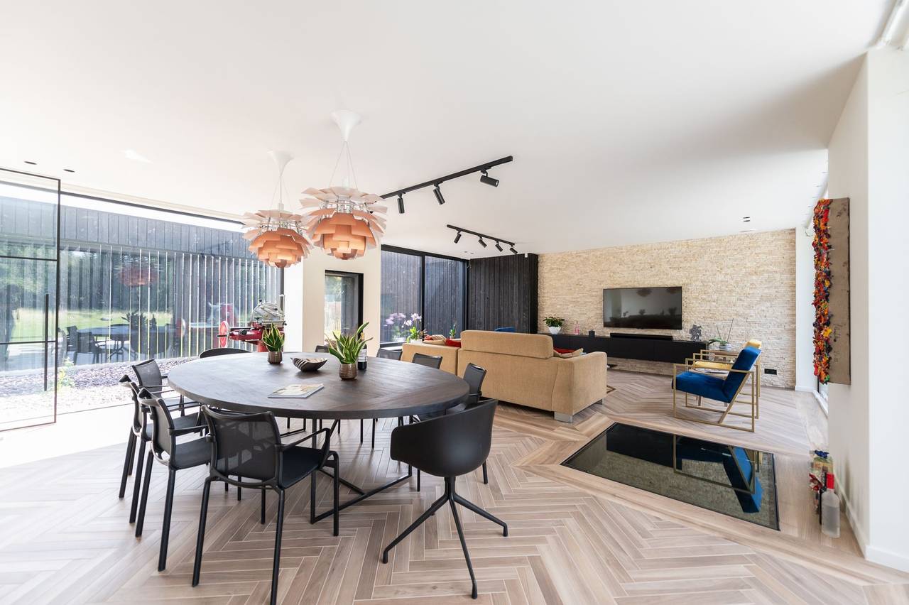Renovatie-huis-visgraatvloer-schilderwerken-wand-natuursteen.jpg